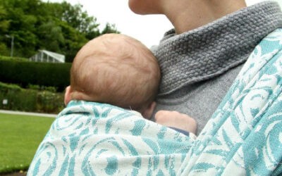 Het verschil tussen een rekbare en een geweven draagdoek