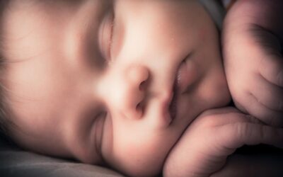 Rebreathing en het belang van een goede houding van een baby in een draagdoek of draagzak